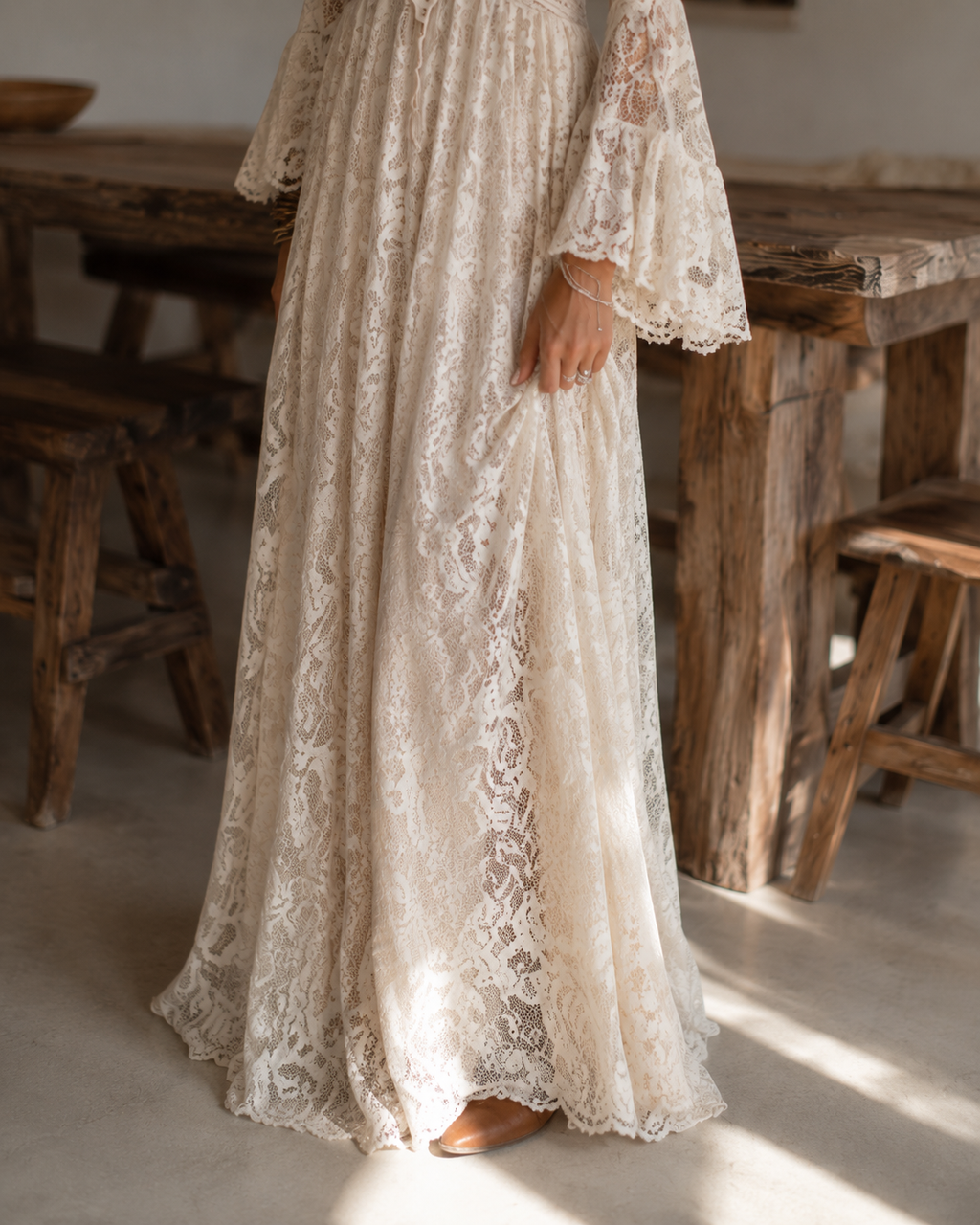 Serena | Robe Maxi en Dentelle à Manches Évasées, Ivoire