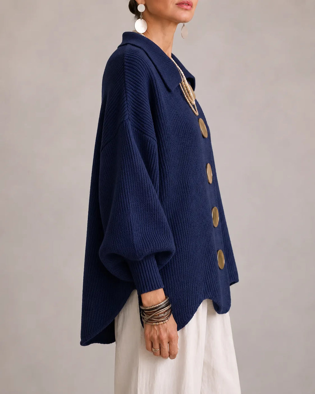 Elara | Cardigan Oversize en Maille à Boutons Dorés