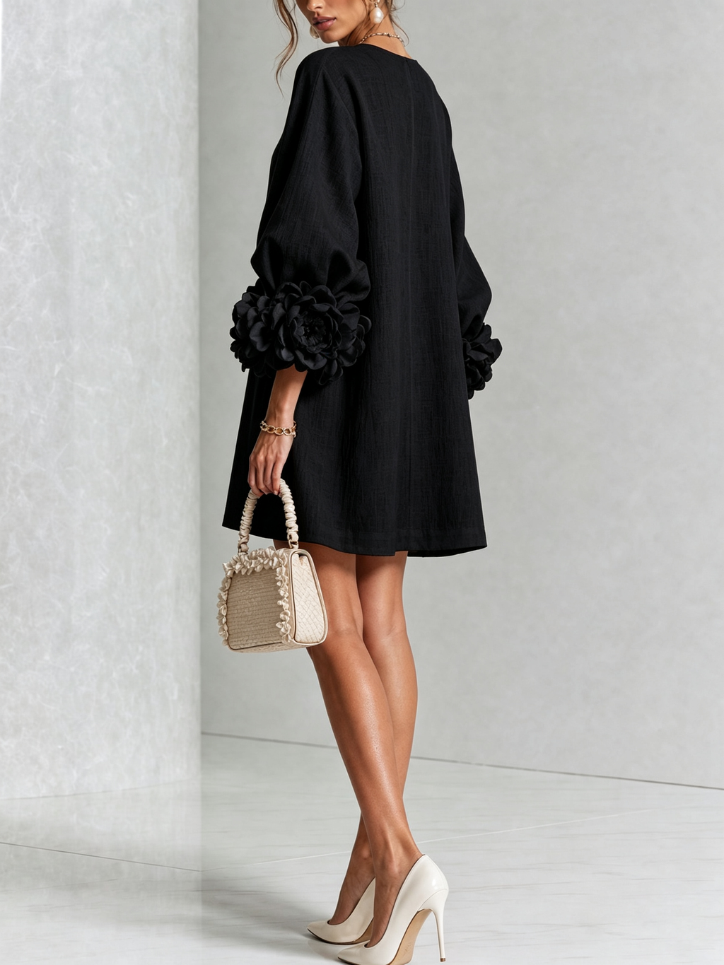 Cecilia | Robe Mini en Mélange de Lin à Poignets Fleur, Noir