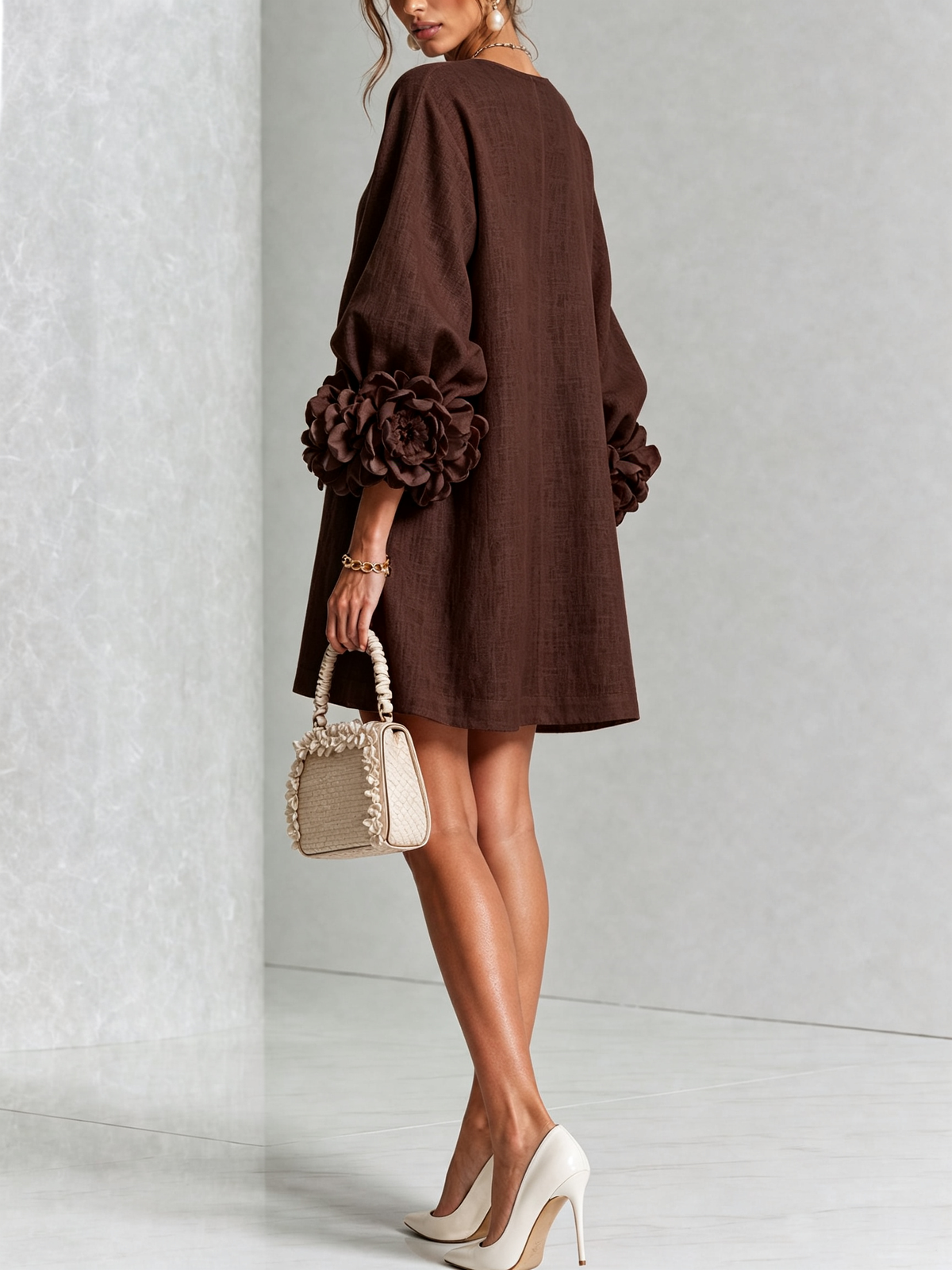 Bruna | Robe Mini en Mélange de Lin à Poignets Fleur, Marron Chocolat