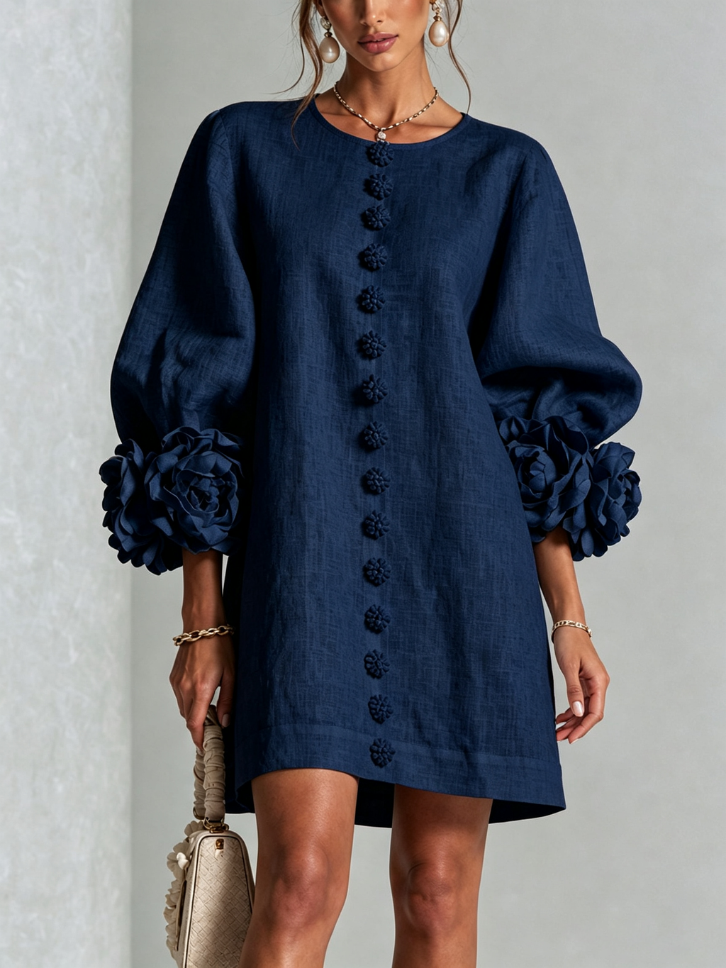 Marina | Robe Mini en Mélange de Lin à Poignets Fleur, Bleu Marine