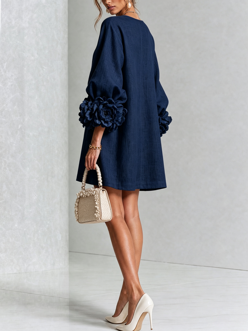 Marina | Robe Mini en Mélange de Lin à Poignets Fleur, Bleu Marine