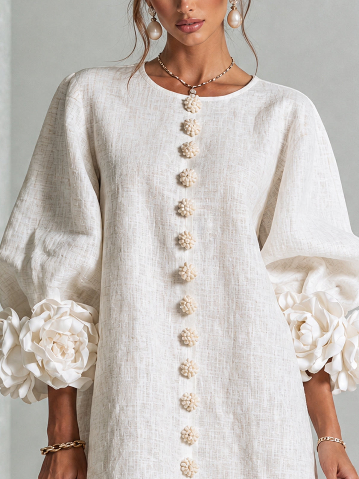 Chiara | Robe Mini en Mélange de Lin à Poignets Fleur, Blanc