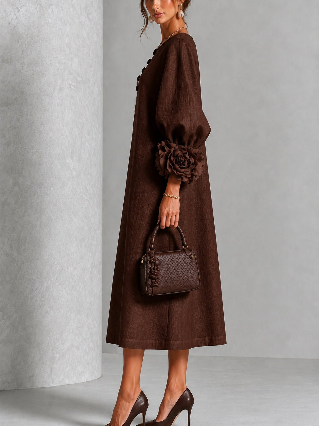 Viola | Robe Midi en Mélange de Lin à Poignets Fleur, Marron Chocolat